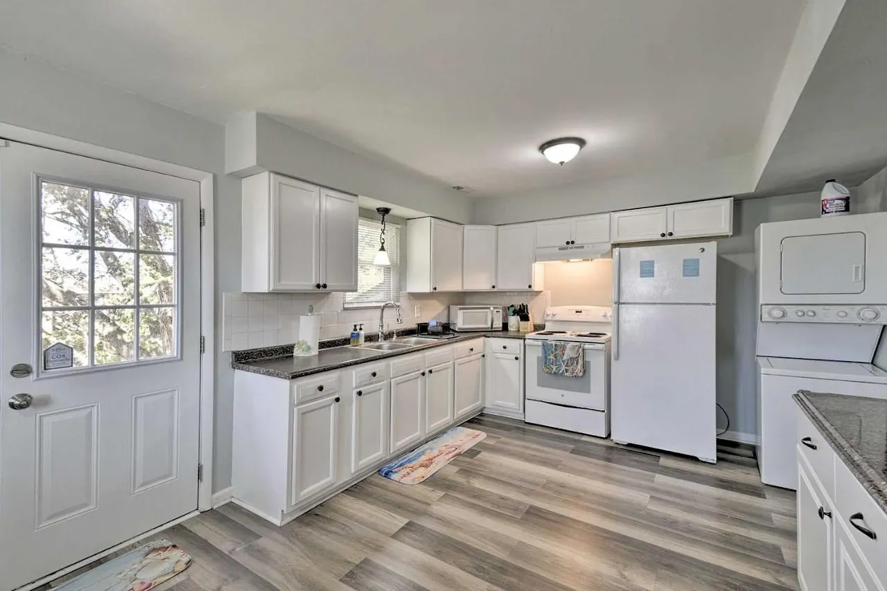 Holiday home Sunny Norfolk Duplex - Walk To Lake And Beach! North Camellia Acres United States